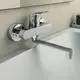 Wandarmatur in Chrom von Ideal Standard, mit verchromtem Auslauf zur einfachen Wasserentnahme. Montiert an einer hellen Wand, vor einem modernen Spülbecken.